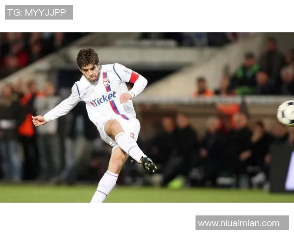 足球历史上最帅任意球高手排名盘点 技巧与魅力并存的传奇球员 足球历史上最帅任意球高手排名盘点 技巧与魅力并存的传奇球员